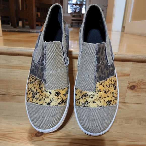 Rosy Women's Khaki Patchwork Leopard Sneakers - Picture 7 of 8